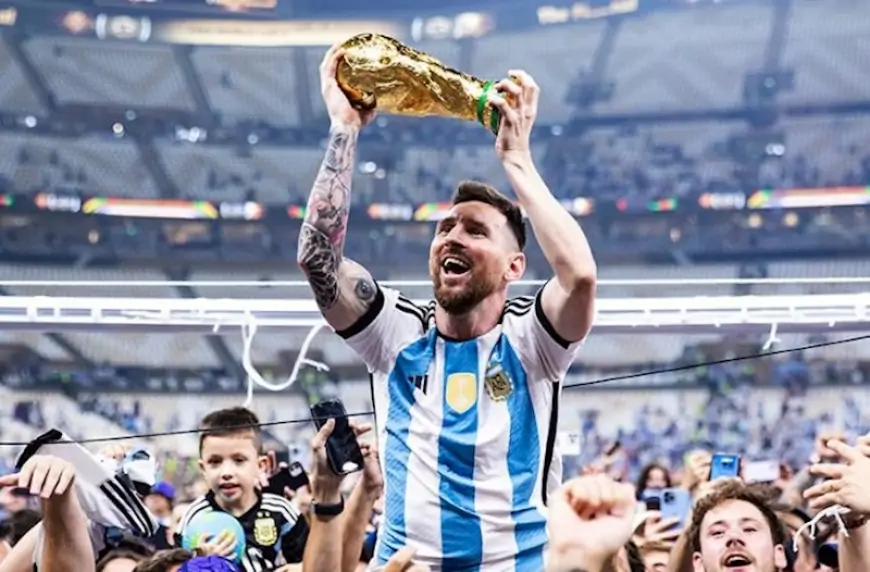 Messi tarixin ən yaxşı oyunçusu seçildi