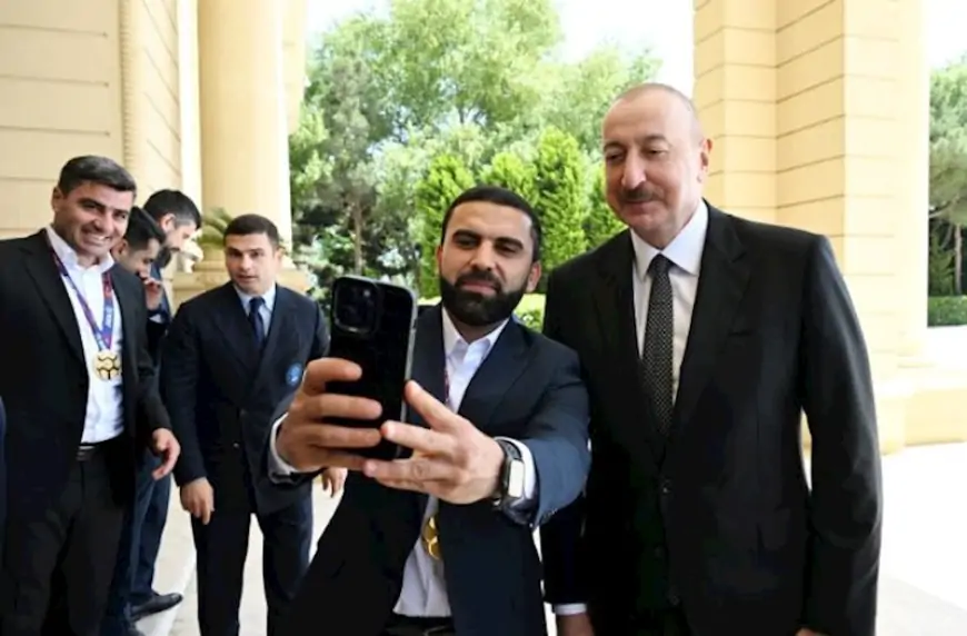 Prezident futbolçularla bir-bir selfi çəkdirdi – Video